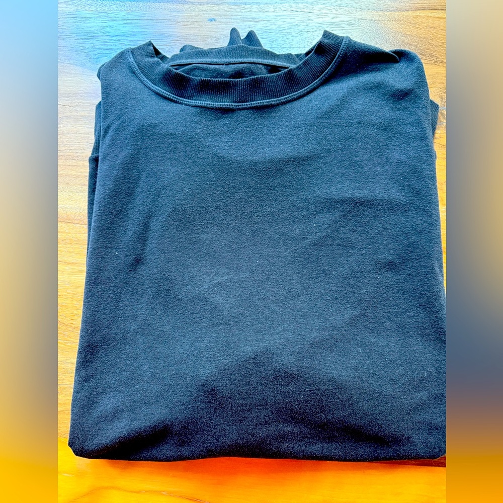 Vuori Men's black Crewneck L/S sweatshirt!